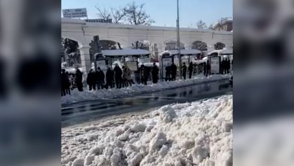 Kar içinde ucuz ekmek kuyruğuna girdiler: "5 kuruş hesabı yapıyoruz"