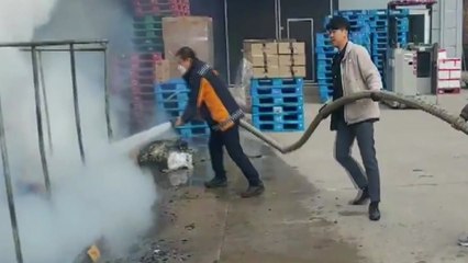 차량 수리 중 화재 발견...초기에 진압한 소방관 / YTN