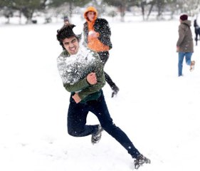 ÜNİVERSİTE KAMPÜSÜNDE 500 KİŞİYLE KAR TOPU SAVAŞI