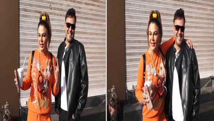 Rakhi Sawant घर से निकलने के बाद पति Reteish संग पहली बार आईं नजर,  सड़क पर की मस्ती|FilmiBeat