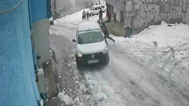 BUZLANAN YOLDA KAYAN ARACINI, İNİP DURDURMAYA ÇALIŞTI