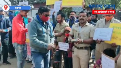 जळगावात एसटी कर्मचाऱ्यांकडून भीक मागो आंदोलन