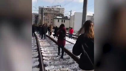 Ulaştırma Bakanlığı'na bağlı Marmaray arıza yaptı: Yüzlerce yolcu yaya kaldı