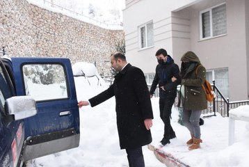 Kar nedeniyle mahsur kalan hamile kadını belediye ekibi hastaneye ulaştırdı