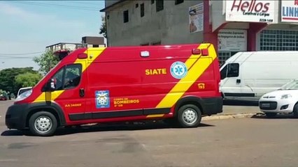 Mulher fica ferida após colisão entre carro e moto na Rua JK