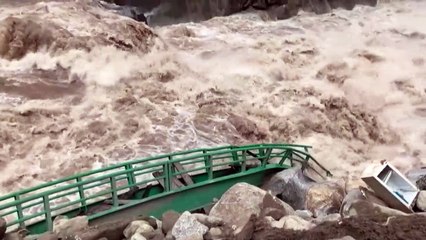 شاهد: الفيضانات تشل الحركة في مدينة ماتشو بيتشو السياحية وتجبر السلطات البيروفية على إجلاء المئات