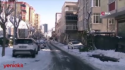 Yürekleri ağza getiren görüntü! Çocuğuna ip bağlayıp çatıdaki karı temizletti