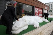Yapımı 6 saat sürdü! 11 metre uzunluğundaki kardan timsahı görenler dönüp bir daha baktı