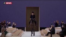 Fashion Week : Charlotte Casiraghi ouvre le défilé Chanel à cheval