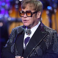 VOICI social : Elton John : déjà affaibli, le chanteur de 74 ans annonce une mauvaise nouvelle (1)