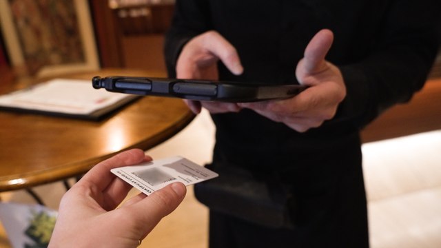 Un passe vaccinal format carte bancaire à 3 euros débarque en pharmacie