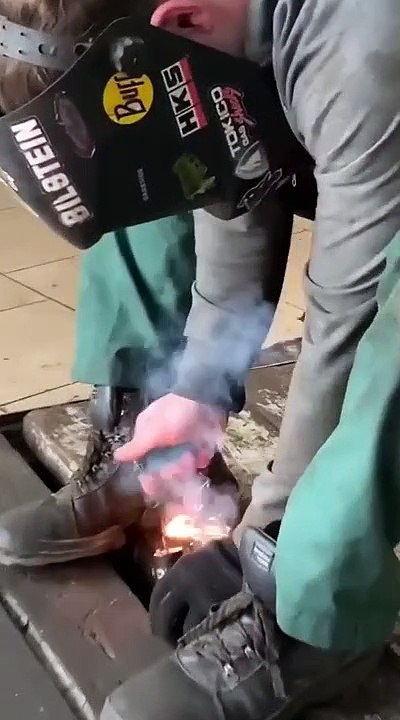 Un pétard dans une fosse de garage