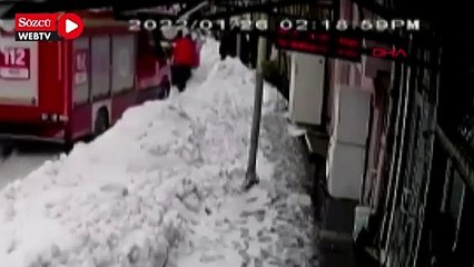 Karın ağırlığına dayanamayan tentenin çocuğun üzerine devrilmesi kamerada