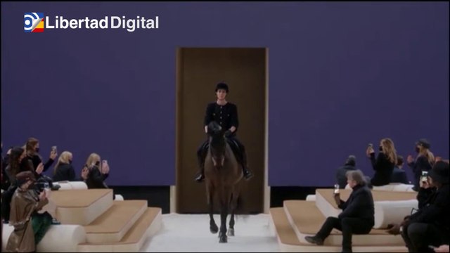 A caballo en una pasarela de alta costura en París en el desfile de moda de Chanel