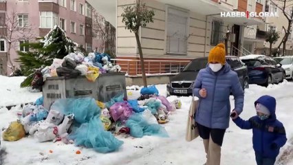 İstanbul'un bazı ilçelerinde yolların karlı olması nedeniyle çöpler toplanamadı