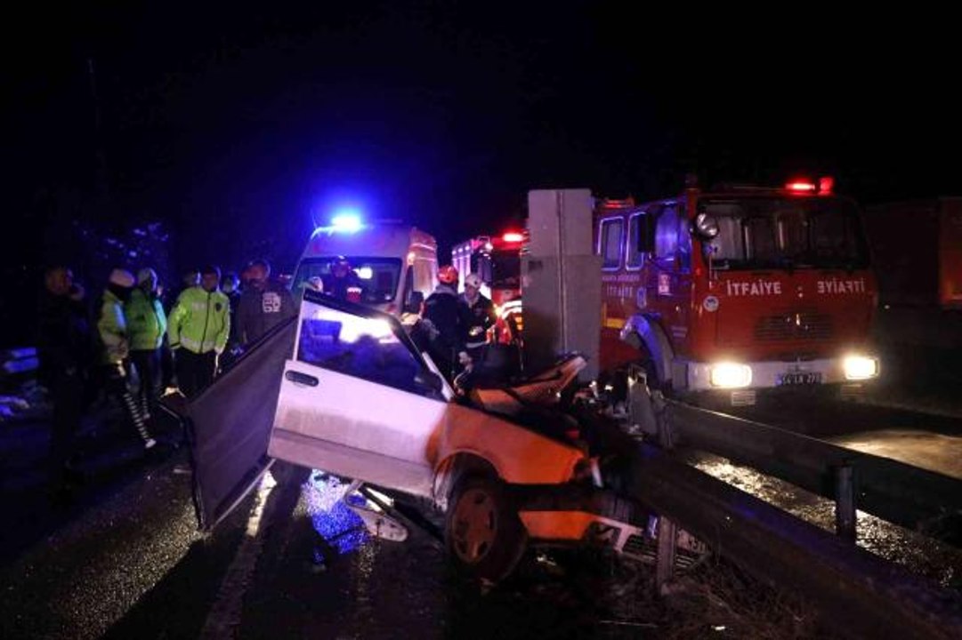 Bariyerlere ok gibi saplanan otomobil hurdaya döndü: 4 yaralı