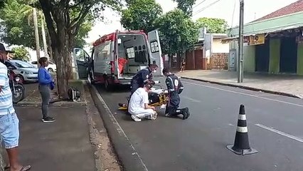 Motociclista é atendida pelo Samu após colisão perto da praça Tamoio