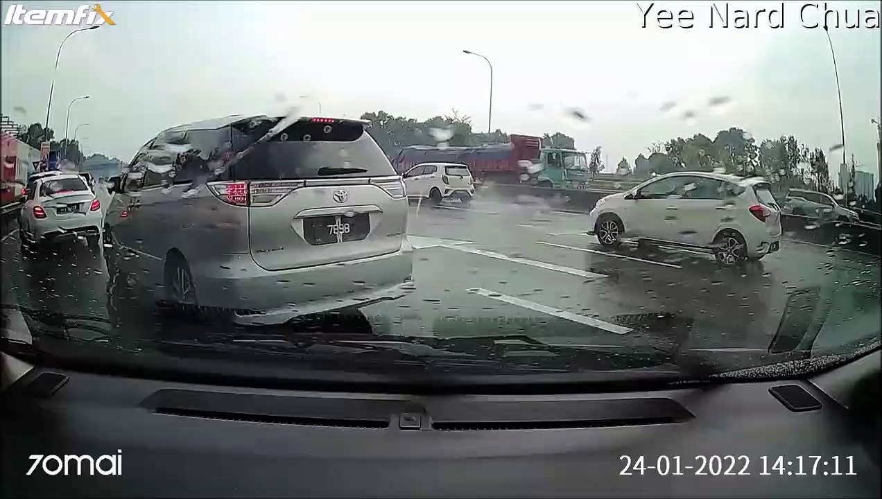 Ce motard chute mais va avoir beaucoup de chance... Bon réflexe