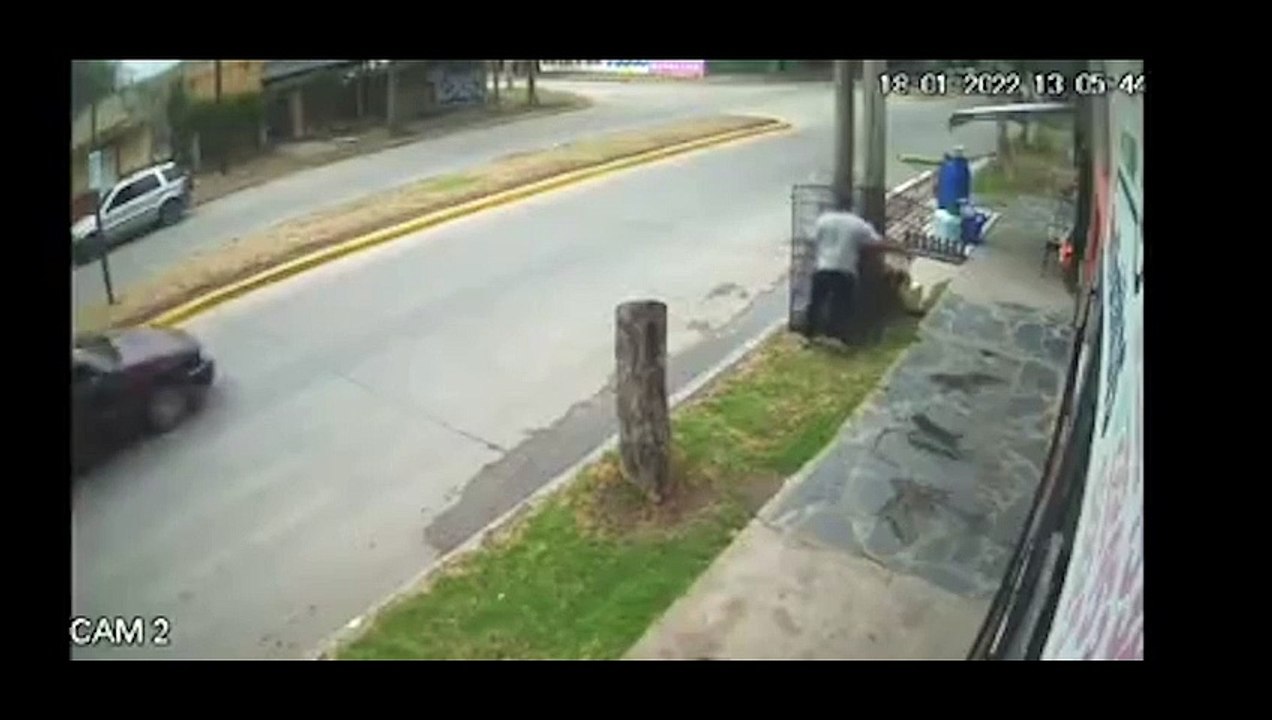 Il balance une grille sur la route pour arrêter deux voleurs à moto !
