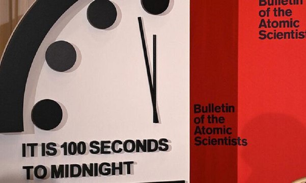 على عتبة الموت ساعة يوم القيامة تقف عند 100 ثانية حتى منتصف الليل