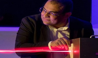 عالم مصري يساهم باكتشاف الأتوثانية التي تزيد سرعة الكمبيوتر والموبايل