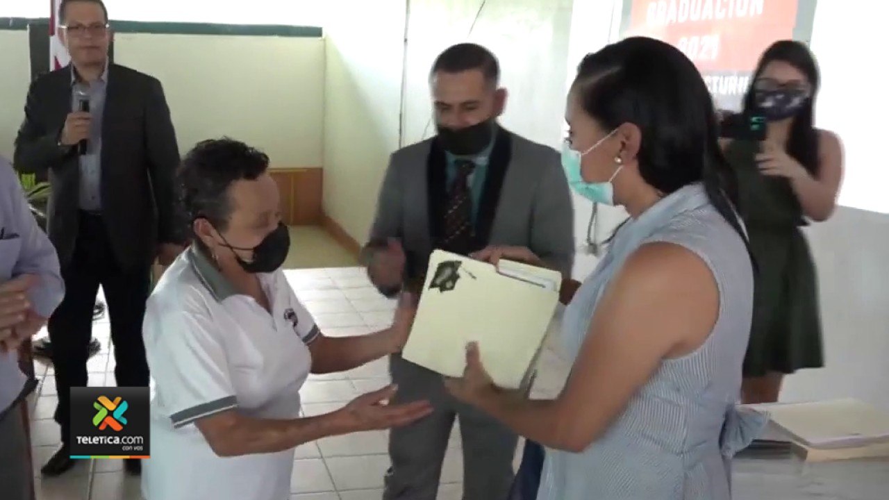 tn7-cotobruseña-de-77-años-logra-su-titulo-de-bachiller-260122