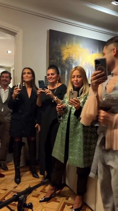 Miguel Torres se lanza a cantar en una fiesta: ¡Así canta a capella!
