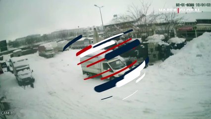 Biriken kar kütlesinin altında kalmaktan son anda kurtuldu