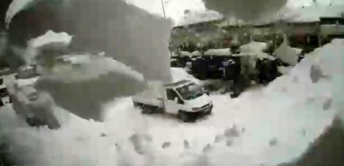 Bingöl'de saniyelerle kar kütlesinden kurtuluş güvelik kamerasına yansıdı