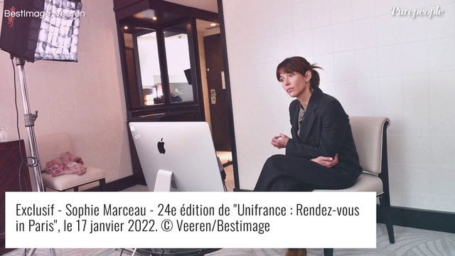 Sophie Marceau élégante en tailleur... auprès d'une star de la série Sex Education !