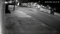 Câmeras de segurança registram momento em que veículo Escort é furtado no Bairro Faculdade