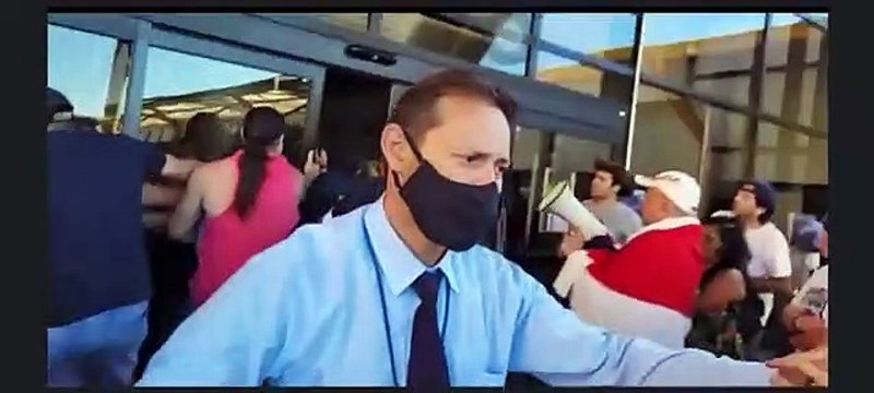 Así fue el ingreso del grupo antivacunas al Hospital San Vicente de Paul, en Heredia