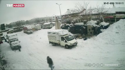 Kar kütlesinin altında kalmaktan son anda kurtuldu