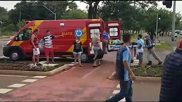Ciclista colide com veículo na Avenida Tancredo Neves