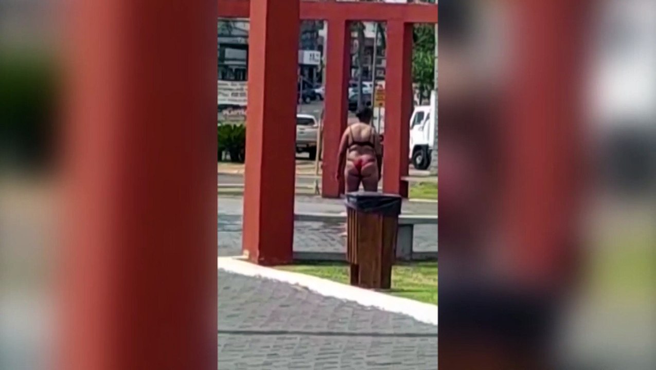 Esse calor não tá fácil! Mulher de biquini é flagrada tomando banho em chafariz no Centro da cidade