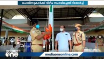 ദേശീയ പതാക തലകീഴായി ഉയർത്തിയ സംഭവം; രണ്ടു പോലീസുകാർക്ക് വീഴ്ച സംഭവിച്ചതായി റിപ്പോർട്ട്