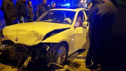 'Dur' ihtarına uymadı; iş yeri, otomobil ve elektrik direğine çarptı