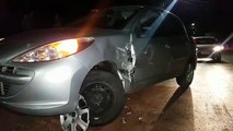 Colisão entre Gol e Peugeot deixa veículos danificados no Bairro Brasmadeira