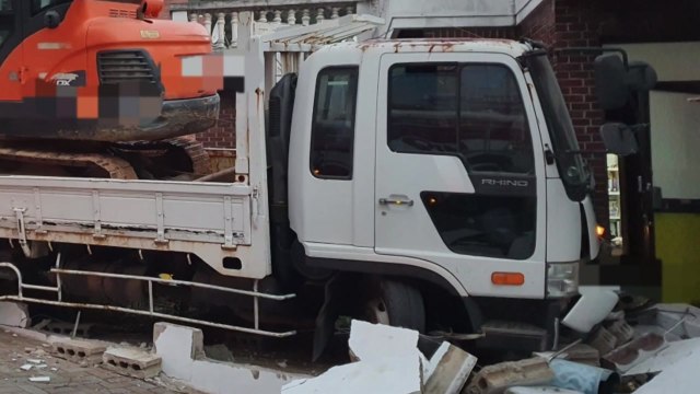 내리막길 정차한 화물차 주택 돌진...60대 보행자 숨져 / YTN