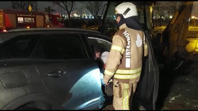 Tuzla'da kaldırıma çıkan otomobil iş makinasına çarparak durabildi: 2 yaralı