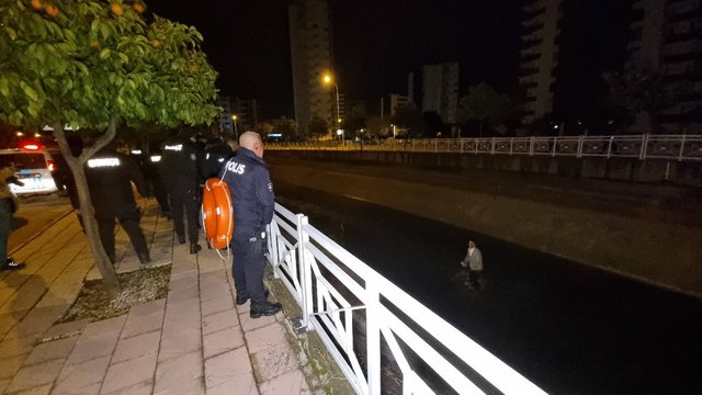 Bekçilerden kaçarken sulama kanalına girdi, etrafı çevrilince bıçak çıkarıp direndi