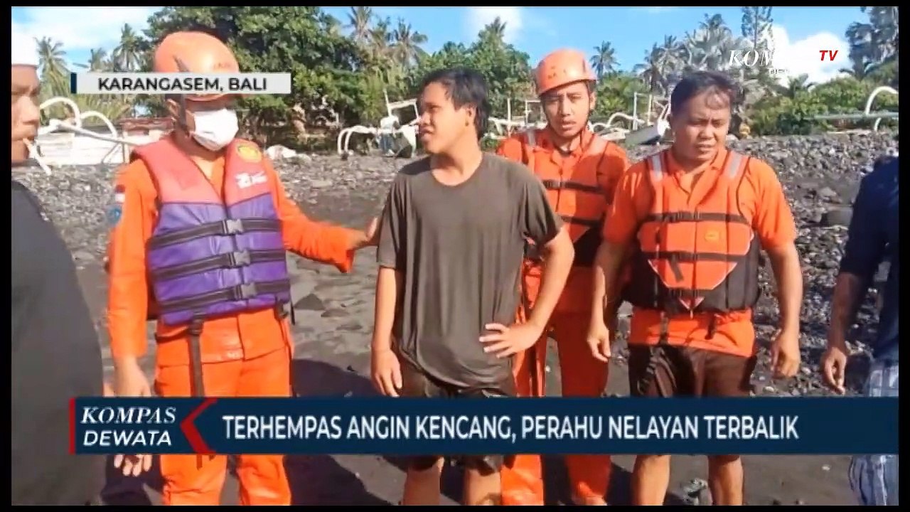 Terhempas Angin Kencang, Perahu Nelayan Terbalik