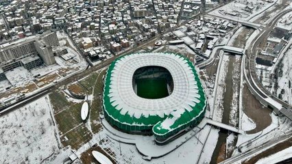 Nilüfer deresi buz tuttu, Timsah Stadyumu ise beyaz gelinliği giydi