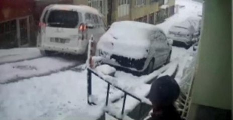 ÜSKÜDAR'DA KAYAN ARACIN BİNAYA ÇARPMASI KAMERADA
