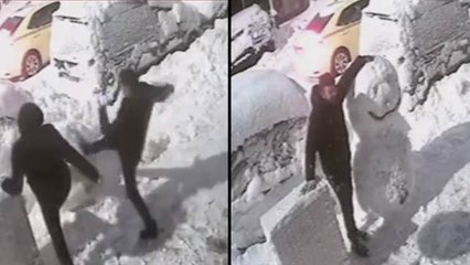 Kardan adamla fotoğraf çektirip yıkan da var, alıp götüren de