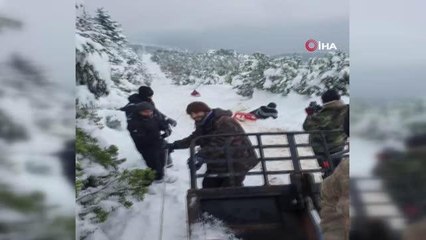 Gençlerden ilginç yöntem...Önce buzlu rampada kızakla kaydılar, sonra traktörün lastiğine ip bağlayarak yukarı çıktılar