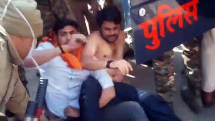 Download Video: पुलिस के साथ परिषद कार्यकर्ताओं की झड़प, आधा दर्जन हिरासत में