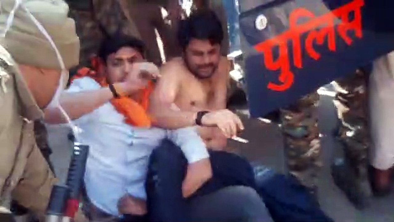 पुलिस के साथ परिषद कार्यकर्ताओं की झड़प, आधा दर्जन हिरासत में