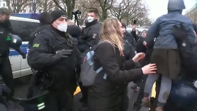 Negacionistas protestan ante el Parlamento alemán