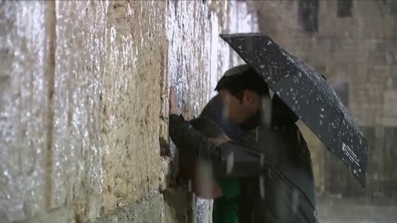 El Muro de las Lamentaciones se tiñe de blanco